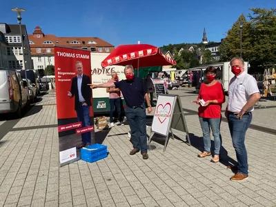 Bürgermeisterkandidat und SPD-Kandidaten auf dem Wochenmarkt