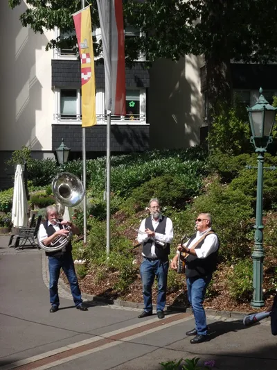 Ständchen-Marathon der SPD Bergneustadt vor den Neustädter Seniorenheimen